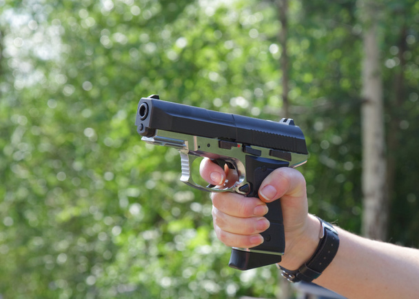 Gun in female hand - Φωτογραφία, εικόνα