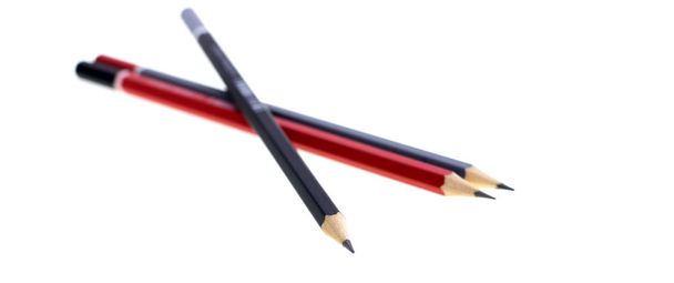 Lápis de desenho vermelho, cinza e preto isolado no fundo branco
 - Foto, Imagem