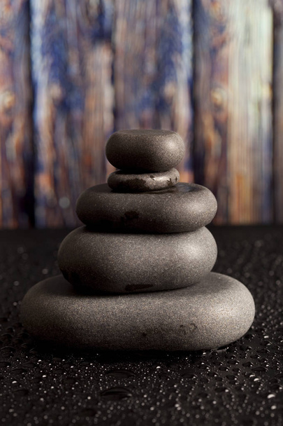 Piedras de masaje sobre fondo de madera
 - Foto, Imagen