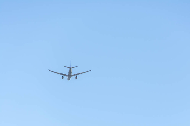 пролетающий пассажирский самолет
 - Фото, изображение