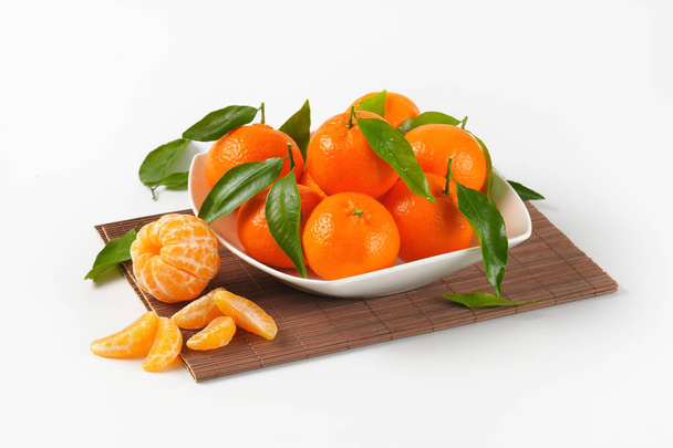 kom van rijpe mandarijnen - Foto, afbeelding
