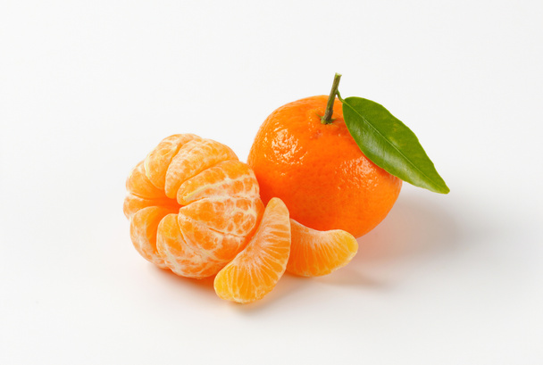 mandarinas peladas y sin pelar
 - Foto, imagen