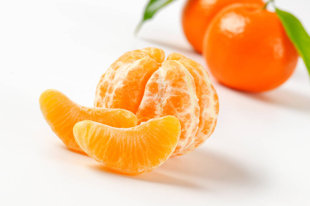 mandarinas peladas y sin pelar
 - Foto, Imagen