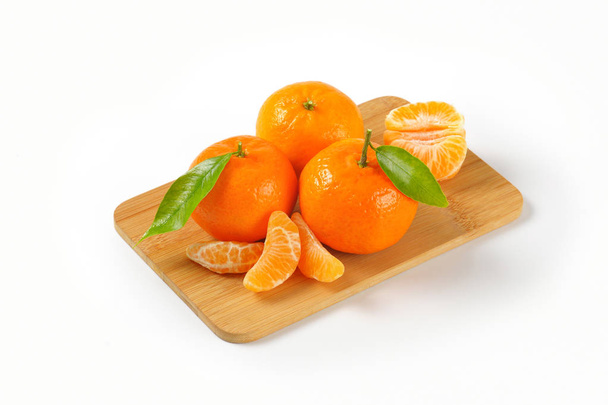 mandarijnen met gescheiden segmenten - Foto, afbeelding