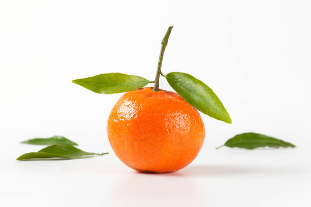 tangerine with leaves - Foto, Bild