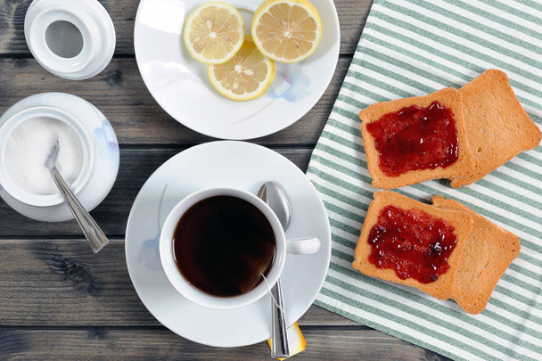 Ontbijt met thee en Beschuit met jam - Foto, afbeelding