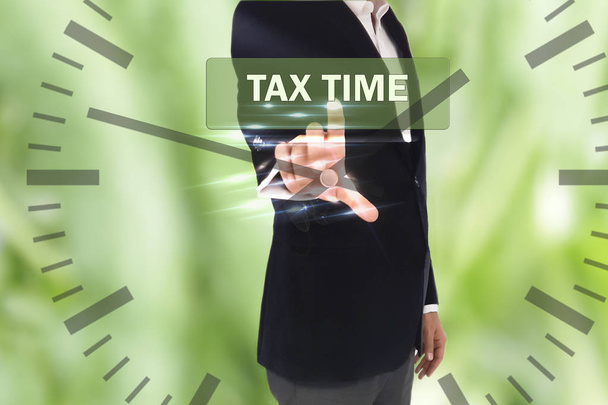 Homme d'affaires pressant mot de temps d'impôt sur le bouton virtuel
  - Photo, image