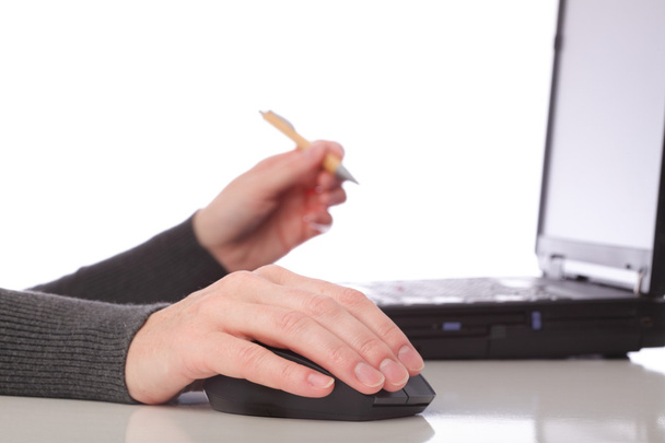 επιχειρηματίας - γυναίκα χέρι ποντίκι μανδρών και υπολογιστών. απομονώνονται σε λευκό φόντο - Φωτογραφία, εικόνα