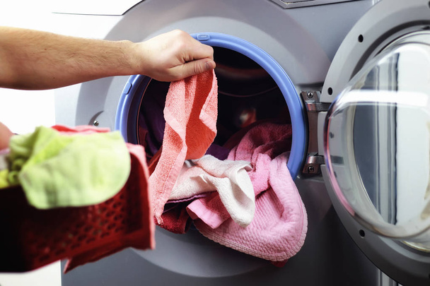 машина пральна машина рука покладена
 - Фото, зображення