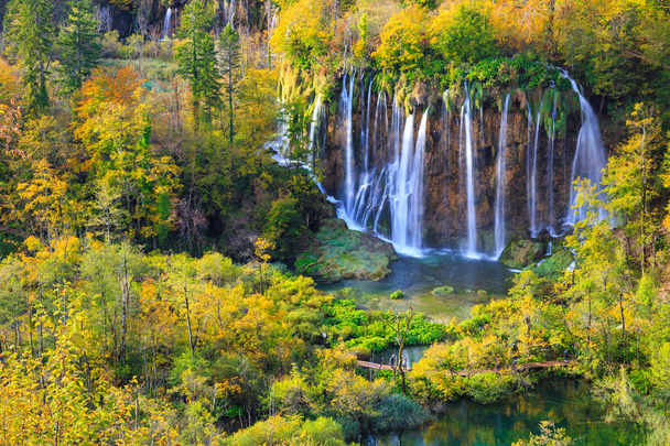 Plitvicen kansallispuiston syksyn värit ja vesiputoukset
 - Valokuva, kuva