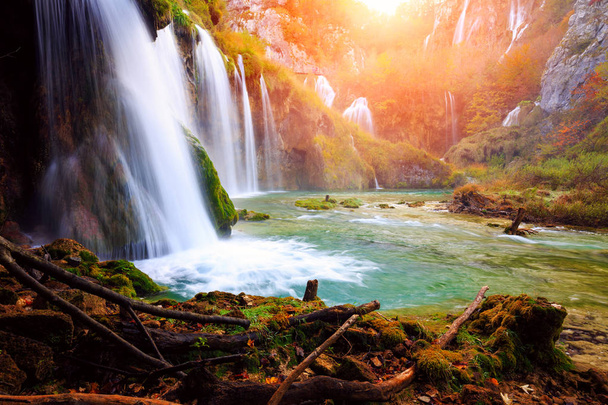 Красиві водоспаду в національному парку Плітвіцкі  - Фото, зображення