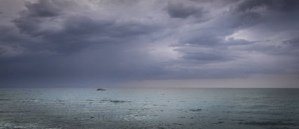 Vitorlás hajó a nyílt tengeri vihar előtt - Fotó, kép
