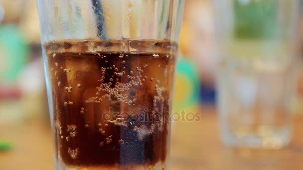 コーラと氷テーブルのガラス - 映像、動画