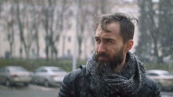Sad young beard man in the city during blizzard - Footage, Video