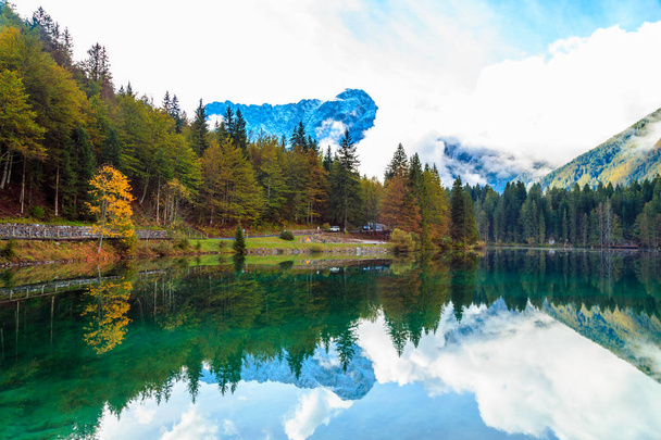 Herbstmorgen am Alpensee - Foto, Bild