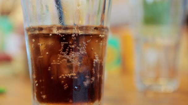 Sklo s cola a ledu na stůl - Záběry, video