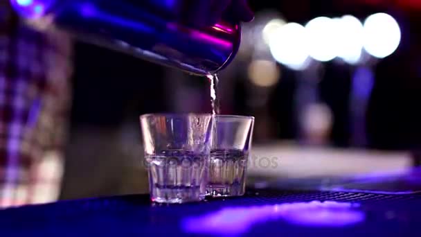 Barman giet energie in schoten - Video