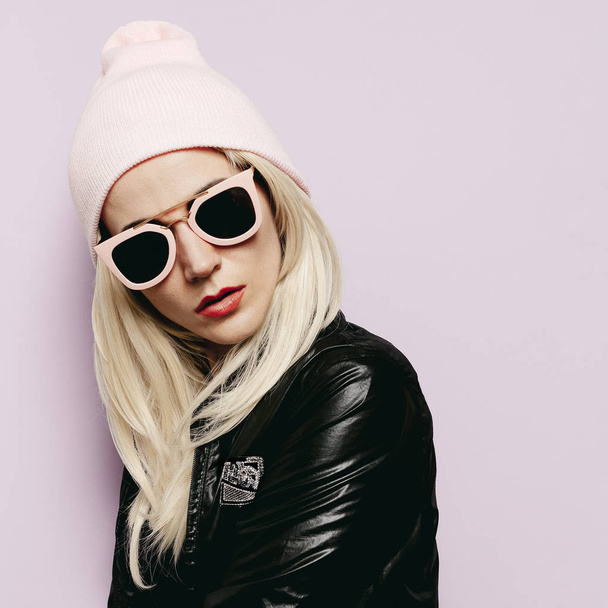 Pretty blonde in fashionable hat beanie and pink glasses Vanilla - Foto, imagen
