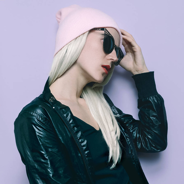 Hipster Style Blonde Girl Swag Black fashion beanie hat. Glamorous - Φωτογραφία, εικόνα