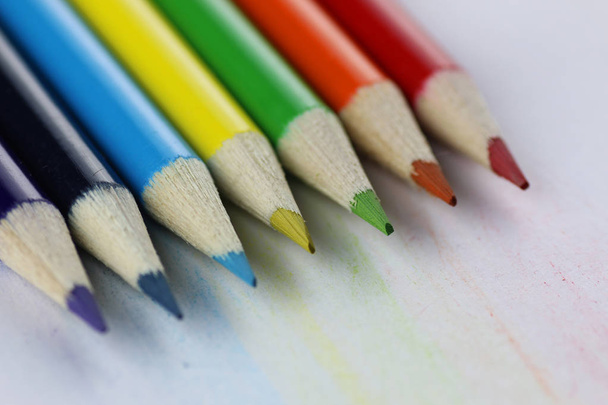 Crayons de couleur sur table en bois
 - Photo, image