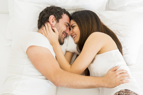 junges Paar im Bett - Foto, Bild