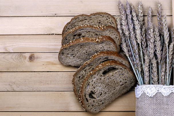 ржаной хлеб и уши на столе
 - Фото, изображение