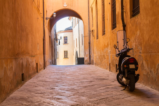Γοητευτικά στενά δρομάκια της πόλης της Volterra - Φωτογραφία, εικόνα
