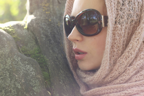 chica en un parque con una bufanda
 - Foto, Imagen