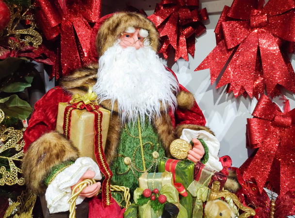Ritratto di Babbo Natale felice con regalo di Natale
 - Foto, immagini