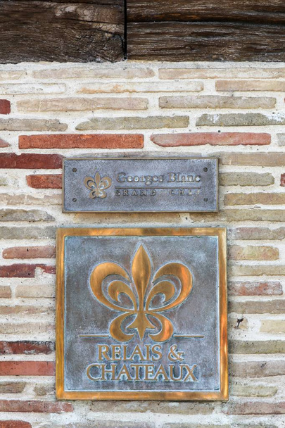 Relais und Chateaux-Symbol auf dem Restaurant Georges Blanc - Foto, Bild
