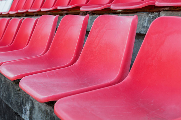 Futbol Stadyumu tribünde kırmızı sandalye - Fotoğraf, Görsel