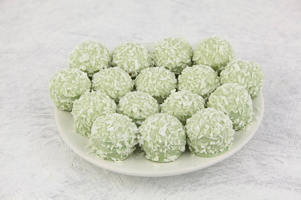 lezzetli yeşil Hindistan cevizi şeker beyaz beyaz plaka üzerinde  - Fotoğraf, Görsel