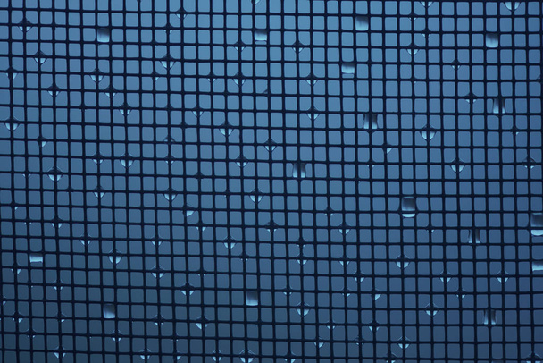 Dešťové vody klesne na okno moskytiéra na dolů - Fotografie, Obrázek