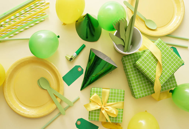 お祝いの装飾に誕生日のためのお祭りテーブル設定 - 写真・画像