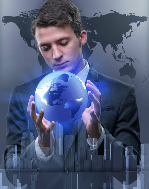 Бизнесмен, держащий земной шар в глобальной концепции бизнеса
 - Фото, изображение