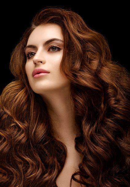Красивая рыжая девушка с вечерним макияжем и длинными волнистыми блестящими волосами
. - Фото, изображение