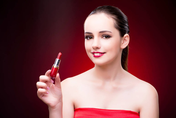 Vrouw met rode lippenstift in beauty concept - Foto, afbeelding