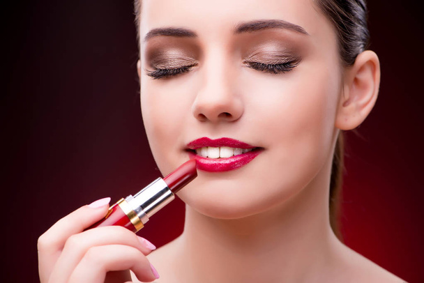 Femme avec rouge à lèvres rouge dans le concept de beauté
 - Photo, image