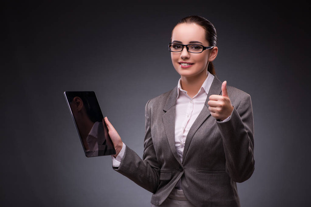 Vrouw met tablet computer in business concept - Foto, afbeelding