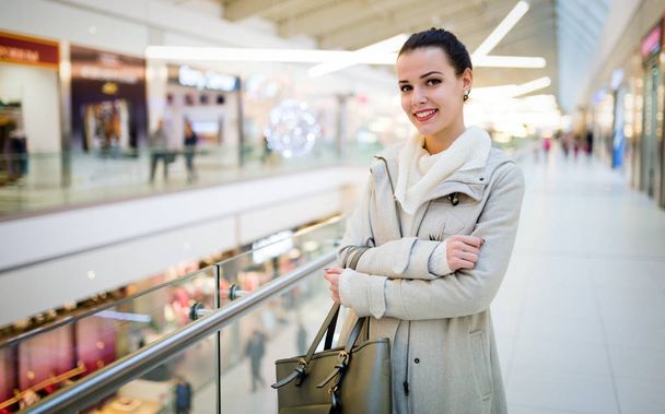 Woman shopping for xmas - Foto, imagen