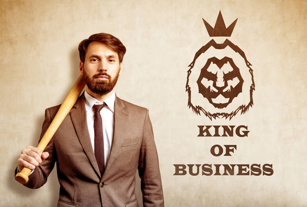 Barbudo hombre de negocios con bate de béisbol cerca de boceto de león
 - Foto, imagen