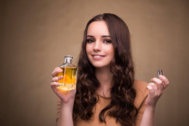 Mujer joven con botella de perfume
 - Foto, Imagen
