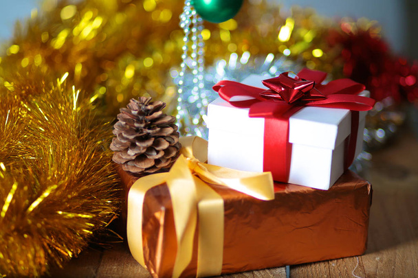 Рождественская композиция с подарочной коробкой и декорациями
 - Фото, изображение