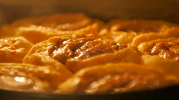 Cinnabon baking, selective focus shot of time-lapse - Felvétel, videó