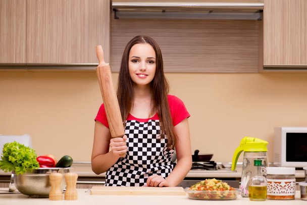 Mujer joven ama de casa trabajando en la cocina
 - Foto, Imagen