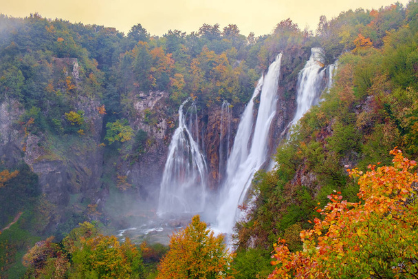 Cachoeira os lagos de Plitvice no outono
 - Foto, Imagem