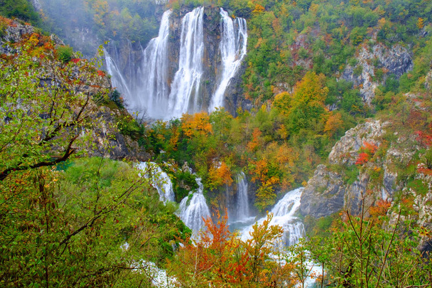 Водоспад Плітвицьких озер восени - Фото, зображення