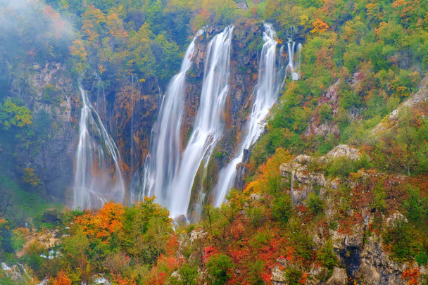 Wodospad Jezior Plitwickich o jesieni - Zdjęcie, obraz