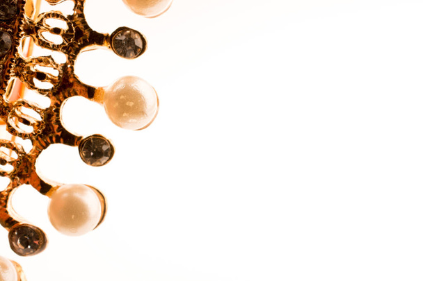 modelo corona con perlas en la mano
 - Foto, Imagen