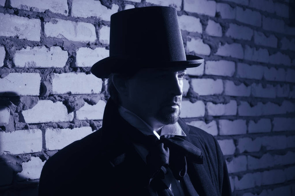 Вікторіанський людина в чорному фраку, циліндр і краватку - Фото, зображення